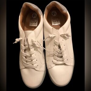 DV Dolce Vita Lace Up Casual Sneakers Size 9.5